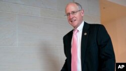 Anggota DPR dari Fraksi Republik, Mike Conaway, meninggalkan gedung Capitol di Washington, 8 Maret 2018. 