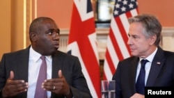 Menteri Luar Negeri AS Antony Blinken (kanan) mendengarkan Menteri Luar Negeri Inggris David Lammy dalam pertemuan dialog strategis di Kantor Luar Negeri, Persemakmuran, dan Pembangunan (FCDO) di London, Inggris, 10 September 2024. (Mark Schiefelbein/Pool via REUTERS)