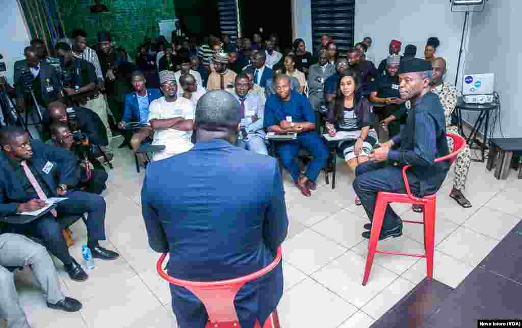 Ganawar mataimakin shugaban kasa Yemi Osinbajo, da matasa a cibiyra binciken kimiyya da fasaha da ke Abuja. Afrilu, 4, 2018