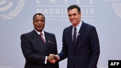 Président Denis Sassou N'Guesso (G) elongo na ministre wa yambo ya Espagne Pedro Sanchez na bokutani ya COP 25, na Madrid, 2 décembre 2019.