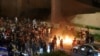Demonstranti pale vatre i blokiraju cestu tokom protesta protiv izraelske vlade i zahtijevaju sigurno oslobađanje talaca koje palestinski pokret Hamas drži u Pojasu Gaze od napada 7. oktobra, u Jerusalemu 31. marta 2024. godine.