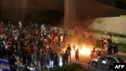Demonstranti pale vatre i blokiraju cestu tokom protesta protiv izraelske vlade i zahtijevaju sigurno oslobađanje talaca koje palestinski pokret Hamas drži u Pojasu Gaze od napada 7. oktobra, u Jerusalemu 31. marta 2024. godine.