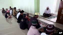 Mantan penceramah paham radikal, Khairul Ghazali (atas), memberikan ceramah di Pesantren Al Hidayah, Sei Mencirim, Sumatra Utara, 22 Juli 2017. Khairul mendirikan pesantren itu untuk anak-anak tersangka pelaku teror. (Foto: AP/Binsar Bakkara)