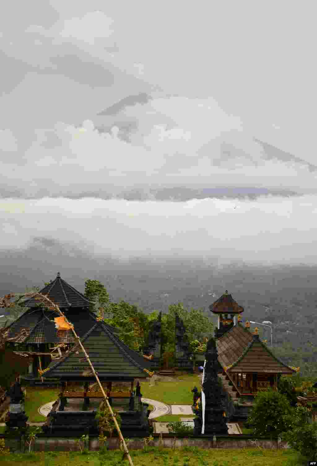 نمایی از فوران کوه آتشفشان در بالی اندونزی