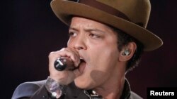 Singer Bruno Mars lors du défiléVictoria's Secret à New York le 7 novembre 2012.