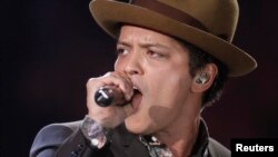 Penyanyi Bruno Mars saat tampil dalam pergelaran busana Victoria's Secret di New York (7/1). (Reuters/Carlo Allegri)