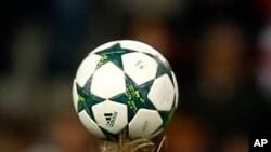 Photo d'un ballon prise lors d'un match entre le PSV l'Atlético de Madrid, Espagne, le 23 novembre 2016.