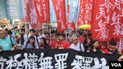 数以万计港人走上街头声援被监禁公民抗争者。 （美国之音记者 海彦2017年8月20日拍摄）