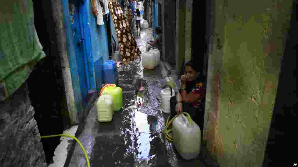 Des femmes récupèrent de l&#39;eau d&#39;un robinet dans un bidonville à Mumbai, en Inde, le 22 mars 2017.