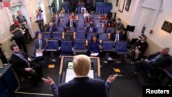 Presiden Donald Trump dalam konferensi pers harian tentang virus corona di Gedung Putih, Washington, 8 April 2020. (Foto: Reuters) 