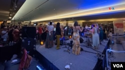 La orquesta femenina Lulada Club anima la noche dedicada al legado de la "Reina de la salsa", la cubana Celia Cruz, en el Museo Nacional de Historia Estadounidense en Washington, EEUU