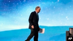 Michael Bloomberg, sube al escenario antes de participar en una conversación con el ex gobernador de California Jerry Brown en la reunión de otoño de la Unión Geofísica Americana.