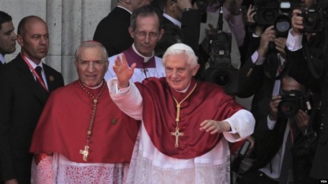 Paus Benediktus XVI melambai kepada warga di Madrid, ibukota Spanyol. Paus mengakhiri kunjungan 4 harinya ke Spanyol hari Minggu (21/8).