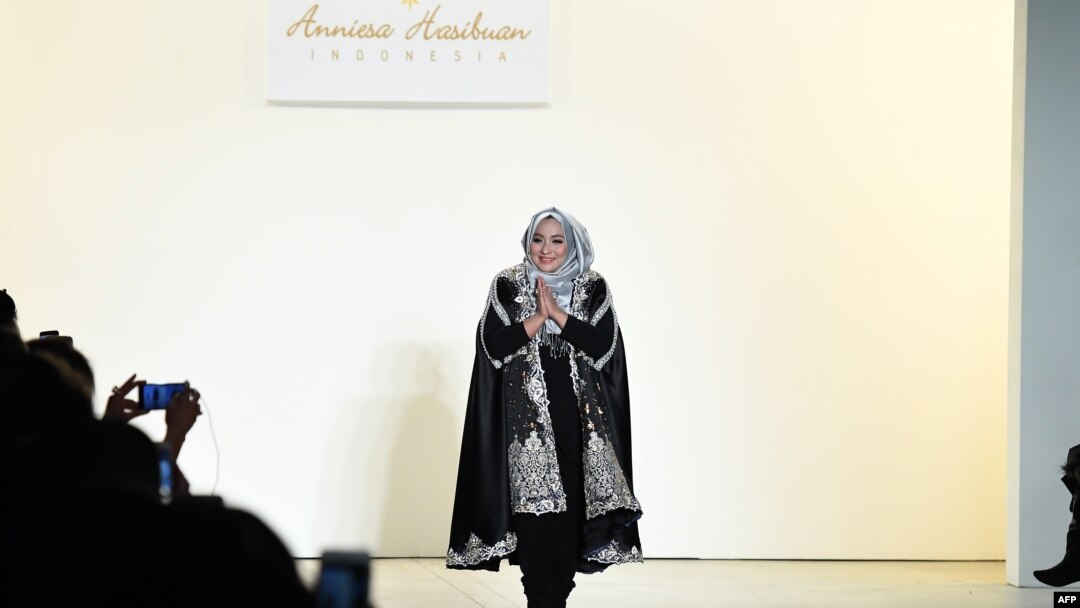 Anniesa Hasibuan di pagelaran busana New York Fasion Week, di New York, 14 Februari 2017.