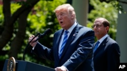 El Secretario de Salud de EE.UU., Alex Azar, junto al presidente Donald Trump en el Jardín de las Rosas de la Casa Blanca. Viernes 11 de mayo de 2018.