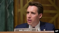 资料照：美国联邦参议员霍利（Sen. Josh Hawley, R-Mo）在参议院司法委员会听证会上进行质询。（2019年3月6日）