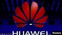 Archivo- El logo de Huawei visto durante el Mobile World Congress en Barcelona, España, febrero 26, 2018.