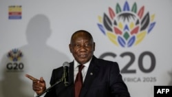 O Presidente sul-africano Cyril Ramaphosa fala numa conferência de imprensa durante a reunião dos ministros dos Negócios Estrangeiros do G20 no Nasrec Expo Centre, em Joanesburgo, a 20 de fevereiro de 2025.