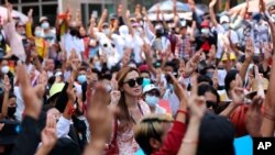 19일 미얀마 양곤 중심가에서 군부 쿠데타에 반대하는 대규모 시위가 열렸다.