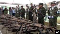 Senjata hasil sitaan dari pemberontak Kolombia FARC, diperlihatkan di pangkalan militer Villavicencio, Kolombia (Foto: dok). Virgil Georgescu, pria kelahiran Romania dihukum penjara 10 tahun di Amerika karena berkomplot untuk menjual senjata khusus militer di Eropa.