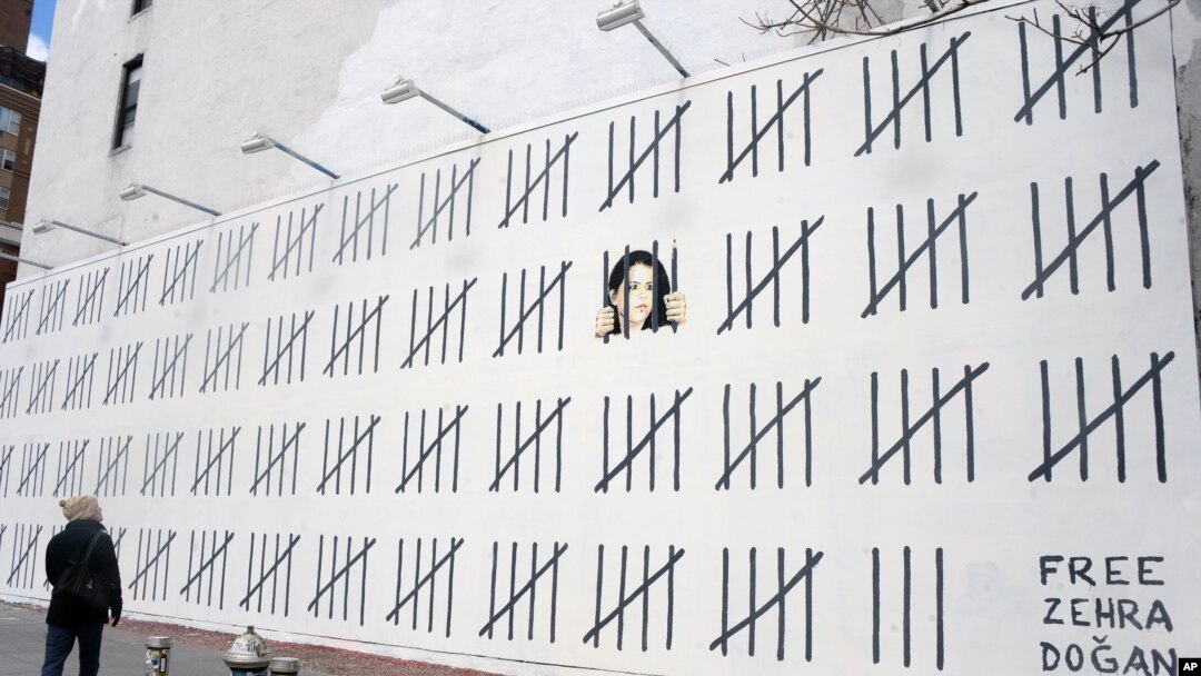 Karya seni setinggi 20 meter karya seniman grafiti Banksy di New York untuk menarik perhatian dunia terhadap penahanan pelukis Turki berdarah Kurdi, Zehra Dogan, 16 Maret 2018. (Foto: Dennis Van Tine/Star Max).
