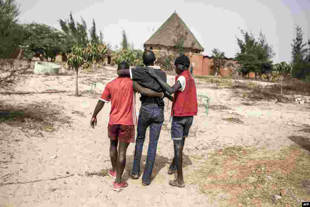 Un jeune sans-abri se fait transporter en zone de quarantaine, dans un refuge pour enfants de rue nouvellement arrivés à l&#39;extérieur de Dakar, le 10 avril 2020.