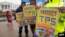 Manifestantes participan en la Marcha por la justicia de TPS mientras se manifiestan en apoyo de los beneficiarios de DACA, fuera de la Casa Blanca en Washington, DC, el 12 de febrero, 2019.