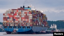 資料照片：貨輪「大理號」從法蘭西斯-斯科特-基大橋駛向美國馬里蘭州巴爾的摩港的碼頭。(2024年5月20日)