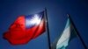 Las banderas de Taiwán y Honduras ondean en un parque de Tegucigalpa el 26 de marzo de 2023.