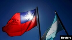 Las banderas de Taiwán y Honduras ondean en un parque de Tegucigalpa el 26 de marzo de 2023.