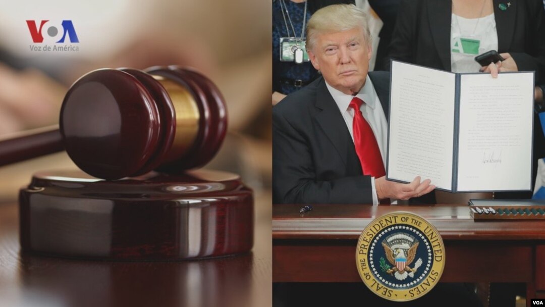 Presiden AS Donald Trump menunjukkan Keputusan Presiden atau Perintah Eksekutif tentang imigrasi yang baru ditandatanganinya (foto: ilustrasi). 