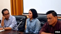 Dekan Fakultas Hukum Universitas Gadjah Mada Paripurna Sugarda (kiri), Florence Sihombing (tengah) dan Sekretaris Komite Etik Fakultas Hukum UGM Heribertus Jaka Triyana. (VOA/Munarsih Sahana)