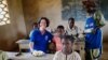 La Directrice régionale Afrique du PAM dans une cantine scolaire à Kimbaoka, au Congo, le 14 mars 2019. (VOA/Arsène Séverin)