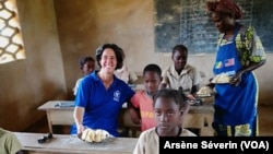 La Directrice régionale Afrique du PAM dans une cantine scolaire à Kimbaoka, au Congo, le 14 mars 2019. (VOA/Arsène Séverin)