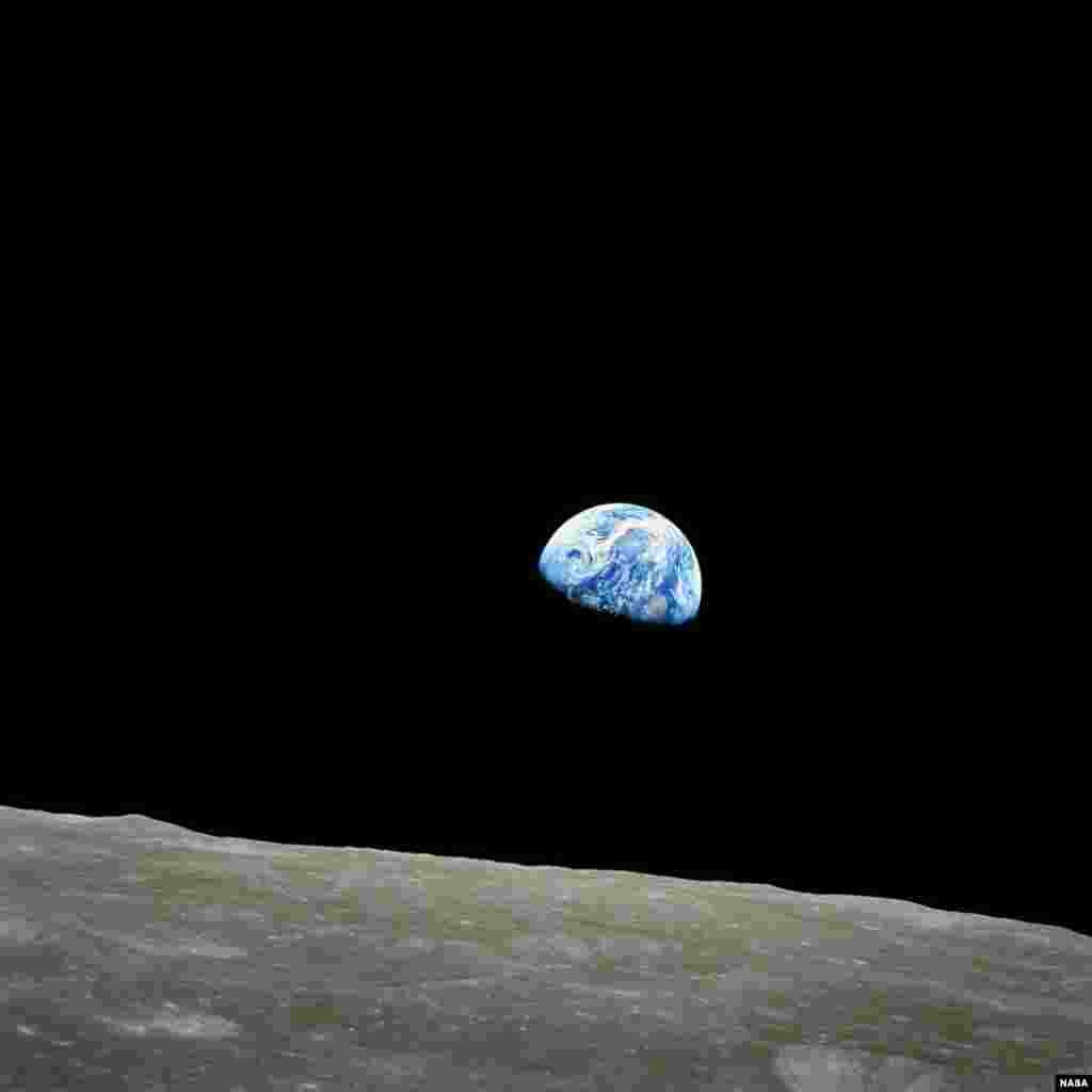 Foto pertama planet Bumi dari Bulan yang diambil oleh awak Roket Apollo 8 pada tanggal 24 Desember 1968 atau tepat 45 tahun lalu.