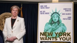 Pejabat Tenaga Kerja negara bagian New York, Roberta Reardon, berdiri di samping papan iklan selama konferensi pers untuk memperkenalkan inisiatif baru berjudul &quot;New York Wants You,&quot; sebuah program yang dirancang untuk merekrut dan mempekerjakan pekerja federal yang baru saja di-PHK di seluruh negara bagian New York. (Reuters)&nbsp;