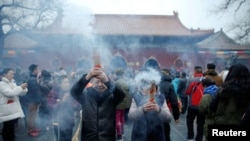 人们在鸡年第一天在北京雍和宫烧香祈福（资料图）