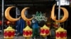 Seorang pekerja sedang menyiapkan hiasan-hiasan untuk menyambut bulan suci Ramadan di Surabaya, 20 Februari 2025. (Foto: Juni Kriswanto/AFP)