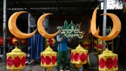 Seorang pekerja sedang menyiapkan hiasan-hiasan untuk menyambut bulan suci Ramadan di Surabaya, 20 Februari 2025. (Foto: Juni Kriswanto/AFP)