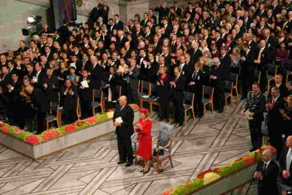 亚格兰呼吁中国政府释放刘晓波，挪威国王和王后及全体嘉宾起立鼓掌