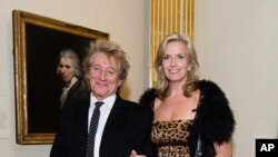 Sir Rod Stewart y su esposa Penny Lancaster asisten a una recepción y ceremonia de premios en la Academia Real de las Artes, en Londres. Octubre 11 de 2016.