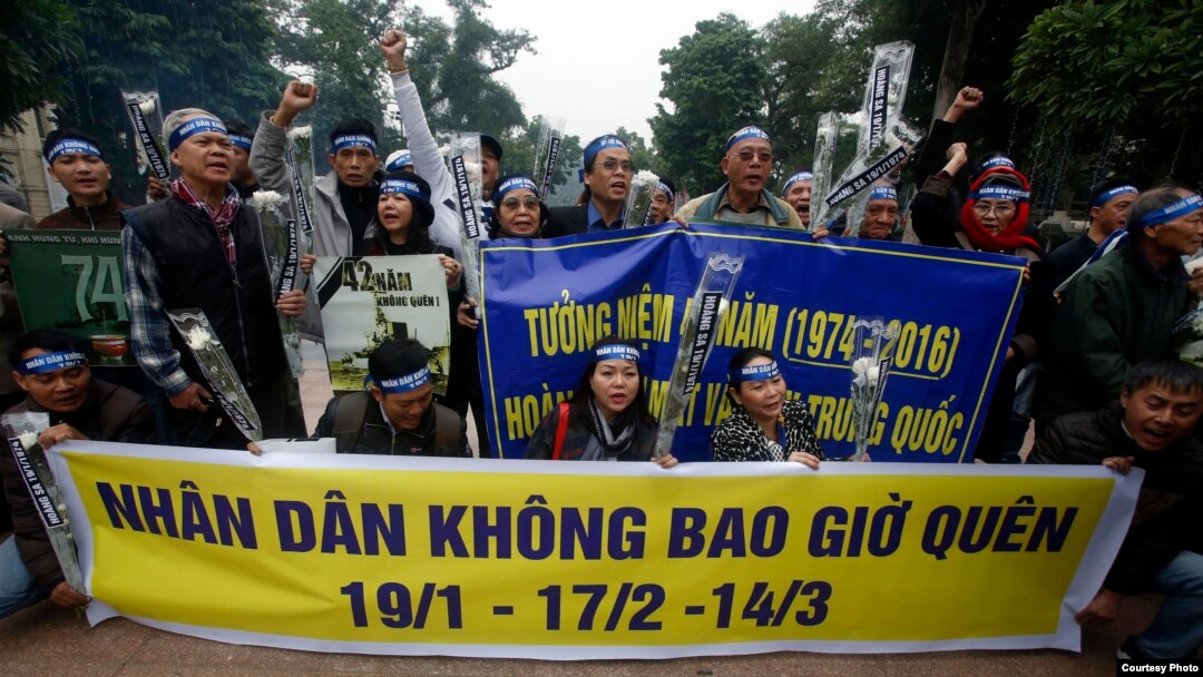 Nhiều người tới tượng đài Lý Thái Tổ với biểu ngữ: 'Nhân dân không bao giờ quên'.