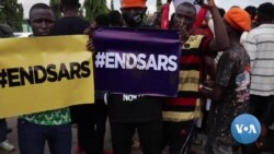 END Sars: Manifestantes nigerianos pedem justiça um ano depois de protestos contra esquadrão policial