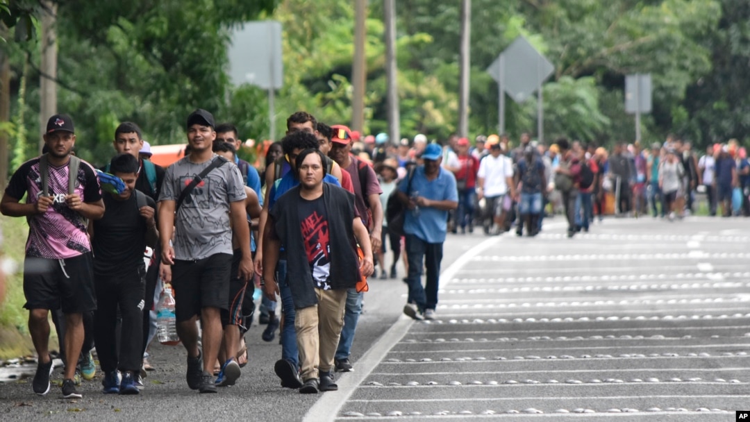 Migrantes caminan por Tapachula, estado de Chiapas, México, el miércoles 20 de noviembre de 2024, con la esperanza de llegar a la frontera con Estados Unidos.