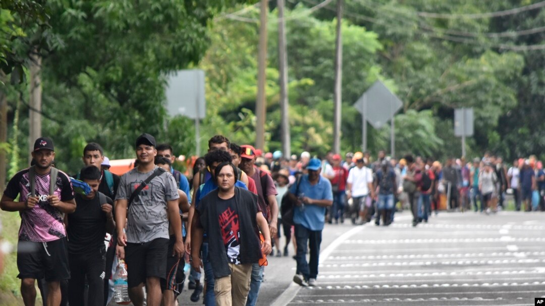 Imigranti prolaze kroz Tapačulu, u državi Čiapas, Meksiko, 20. novembar, 2024. u nadi da će stići do granice SAD-a.(Foto: AP/Edgar H. Clemente)
