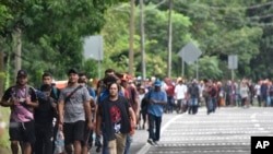 Imigranti prolaze kroz Tapačulu, u državi Čiapas, Meksiko, 20. novembar, 2024. u nadi da će stići do granice SAD-a.(Foto: AP/Edgar H. Clemente)
