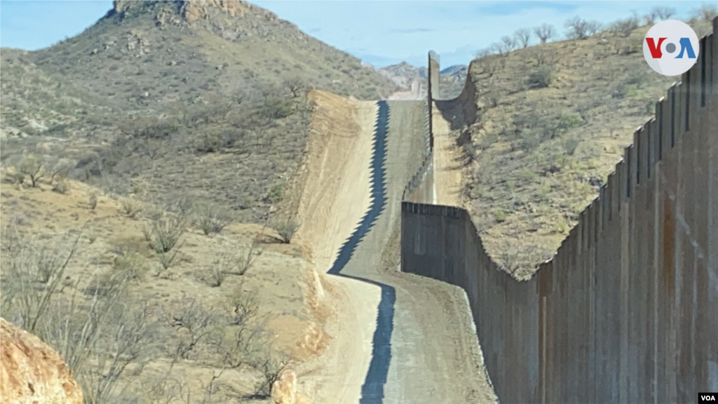 El camino construido al lado de la barrera fronteriza en Arivaca, Arizona.