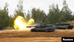 На фото танк Leopard 2, що стоїть на озброєнні іспанської армії, під час навчань НАТО Silver Arrow 2022 на військовому полігоні Адажі, Латвія, 29 вересня 2022 року.