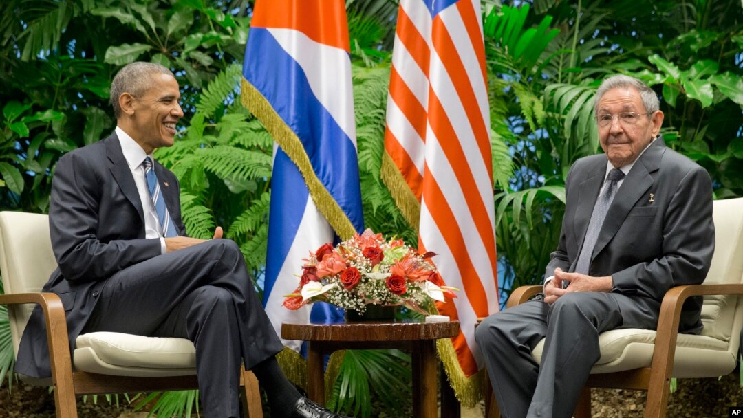 Presiden AS Barack Obama (kiri) bertemu Presiden Kuba Raul Castro di Havana, Kuba hari Senin (21/3).