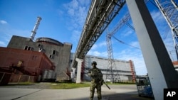 러시아군 병사가 우크라이나 남부 자포리자 주 에네르호다르에 있는 원자력발전소 단지 입구에서 경계 근무하고 있다. (자료사진)